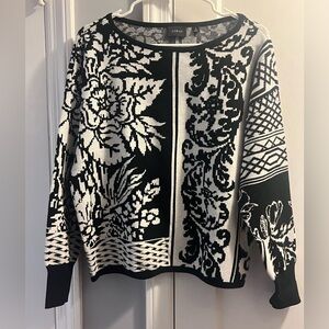 Cyrus Women’s sweater size Large Black and White Knit soft flower design